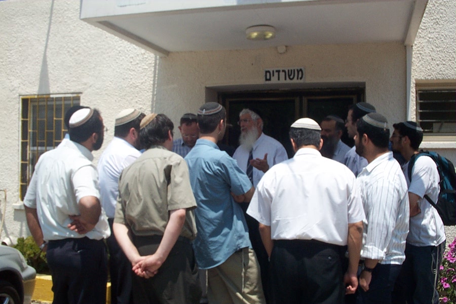 הרב יעקב אריאל מקבל את חברי הכולל בסיור במפעל עוף קור בשדרות